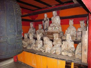 地蔵院鐘楼門の仏像
