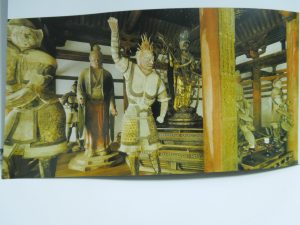 法華堂帝釈天像(左奥)
