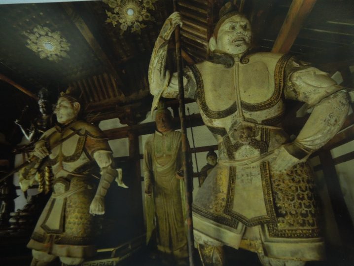 法華堂梵天像(画像中央奥)