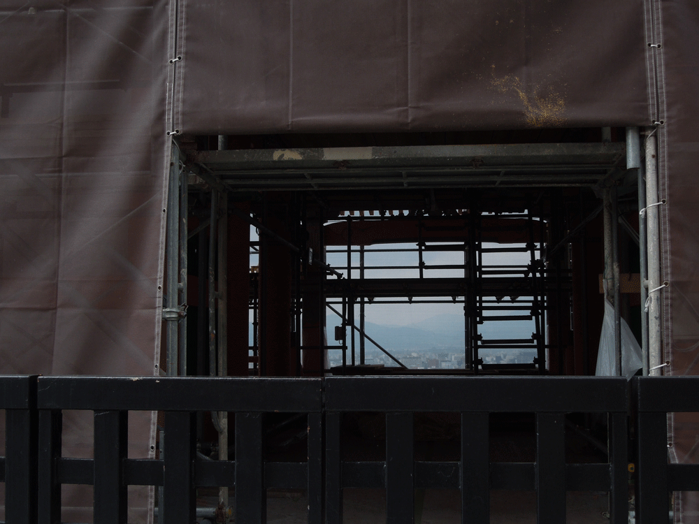 清水寺西門の戸口から西の空を見る