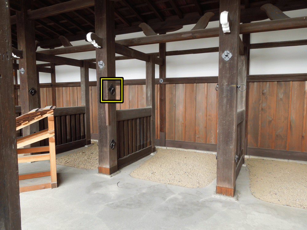 馬駐の右から3本目の柱の上方右側の金具