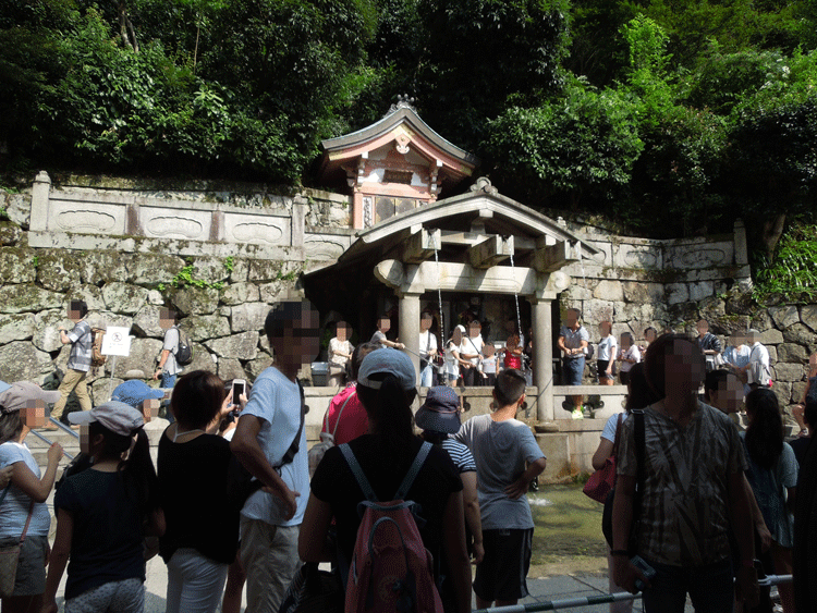 清水寺境内にある音羽の滝