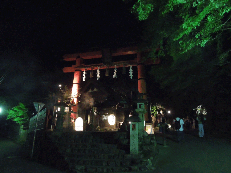 化野念仏寺の千灯供養期間の愛宕神社一の鳥居