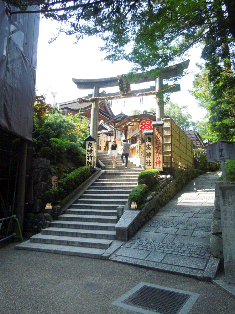 地主神社の境内入口