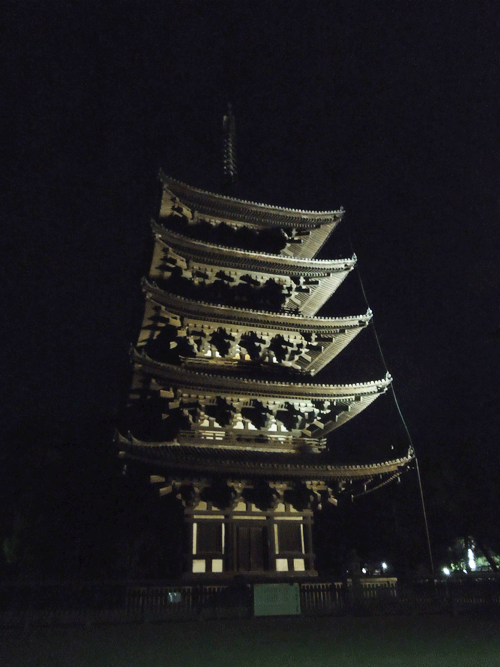 夜間にライトアップされている興福寺五重塔