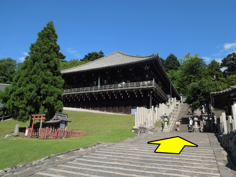 東大寺二月堂脇の階段を上る