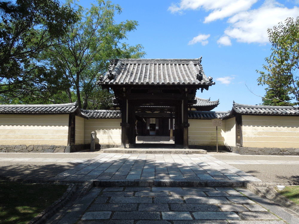 東大寺戒壇堂の門前