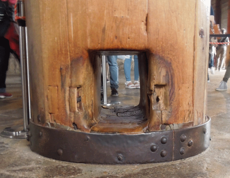 東大寺の柱の穴