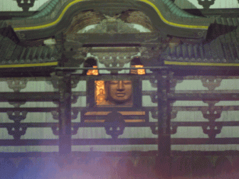 大仏殿の観相窓から見える大仏の尊顔