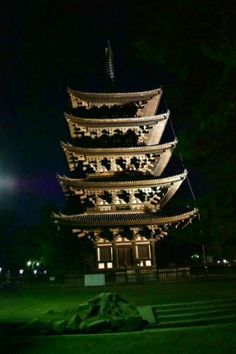 興福寺のライトアップ（なら瑠璃絵）