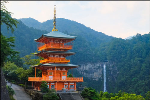 青岸渡寺の三重塔と那智の滝アイキャッチ画像